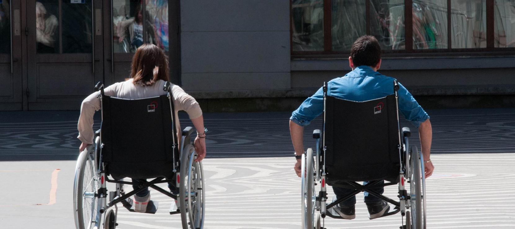 Deux personnes dans des fauteuils roulants lors de la journée de sensibilisation au handicap à l'université Deux personnes dans des fauteuils roulants lors de la journée de sensibilisation au handicap à l'université